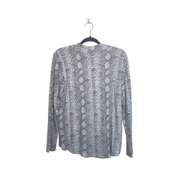 Maurices 24/7 White & Gray Snakeskin Mock Neck Long Sleeve Tee Medium Women’s - Picture 6 of 11